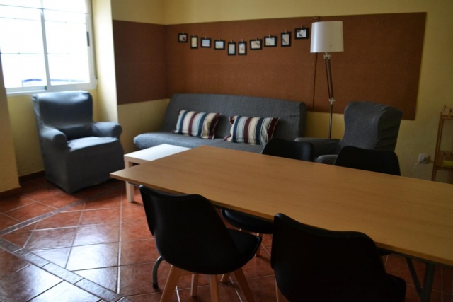 Comedor con mesa alargada
