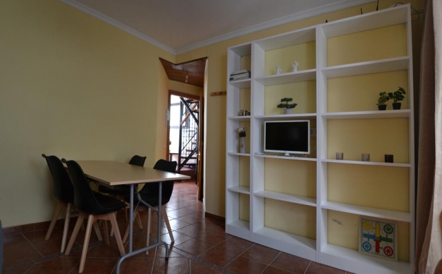 Sala de estar con mesa