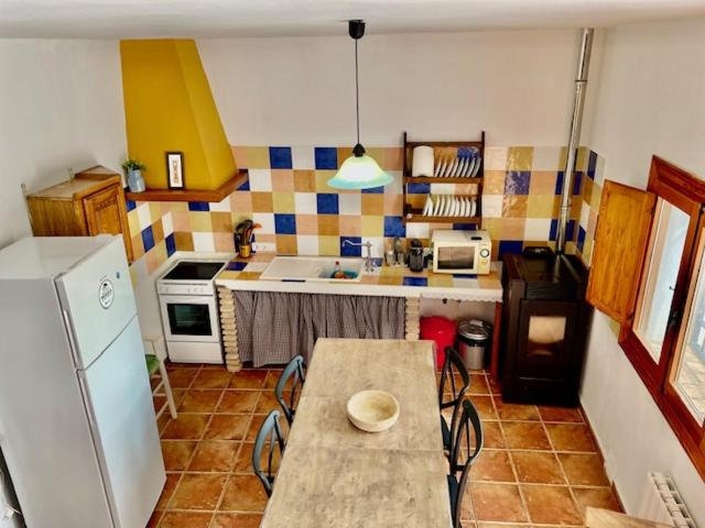Cocina amplia con la mesa