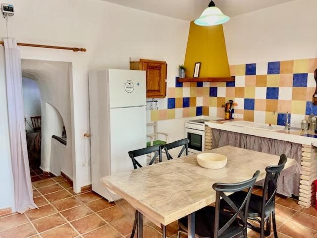 Cocina amplia con mesa 
