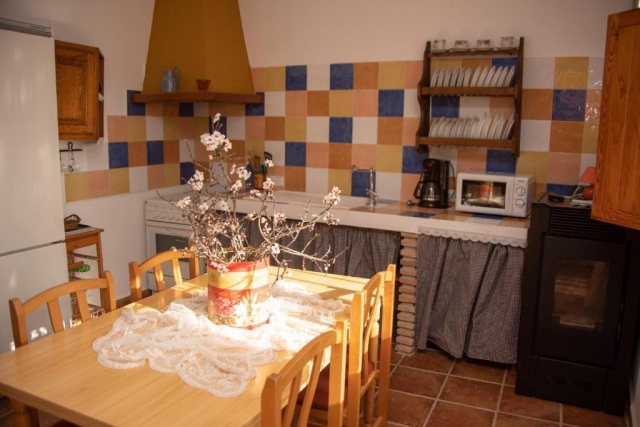 Cocina con mesa de madera