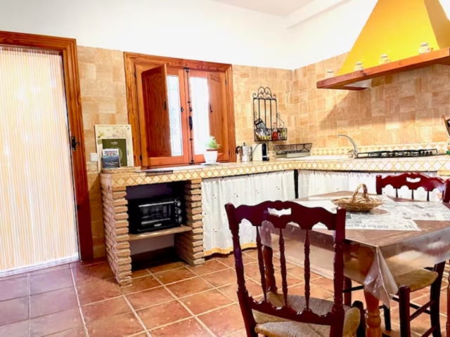 Cocina con mesa 