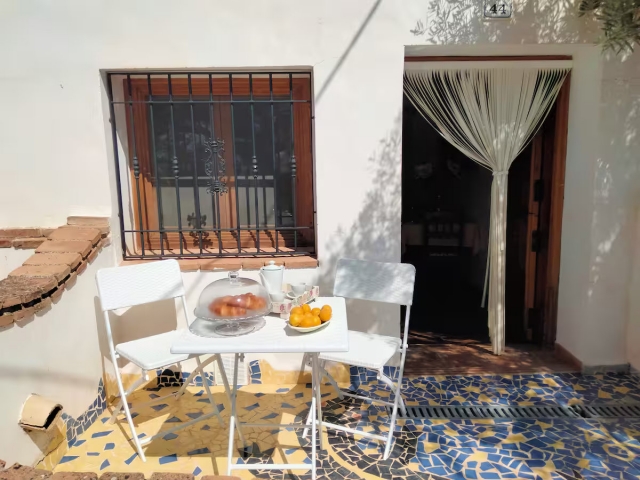 Entrada a la casa con mesa