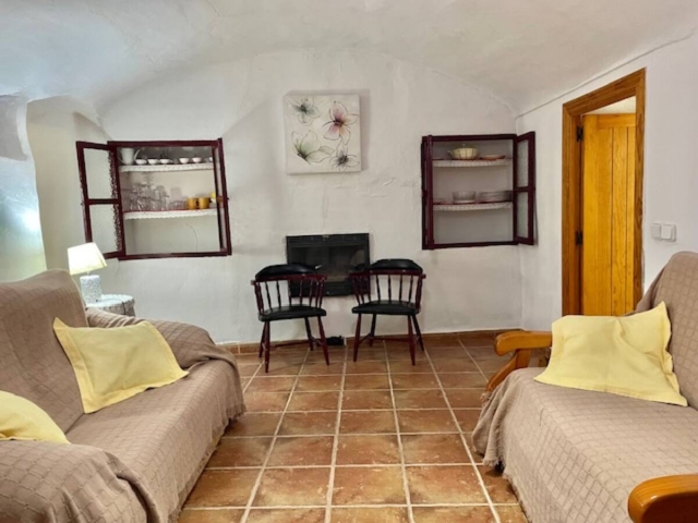 Sala amplia con chimenea