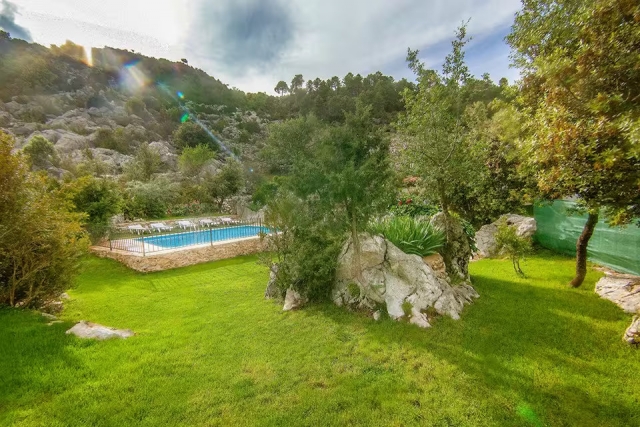 Amplia piscina 