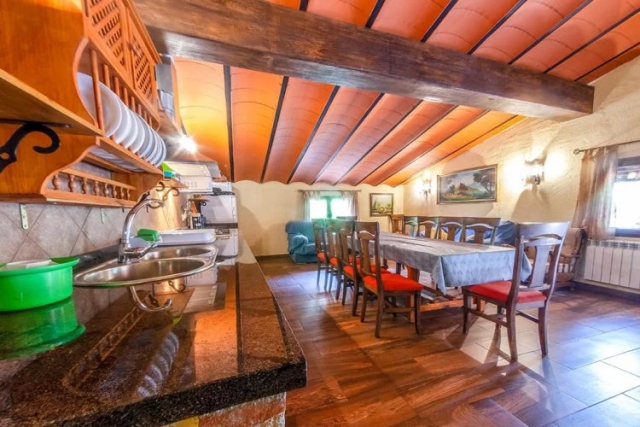 Cocina comedor con sillas