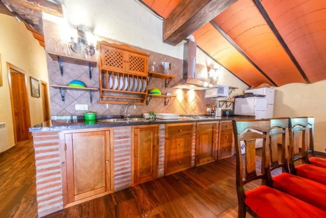 Cocina con armarios 