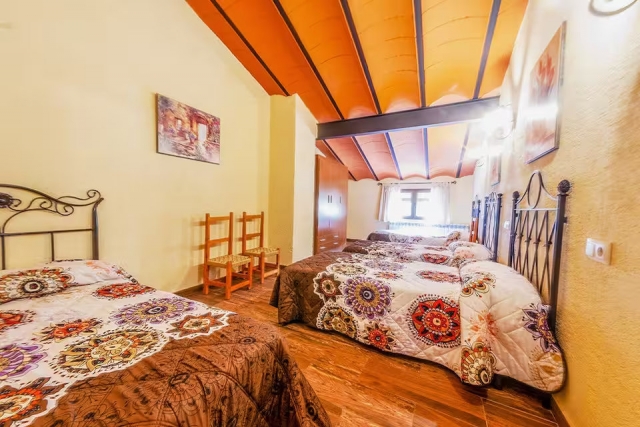Dormitorio y varias camas