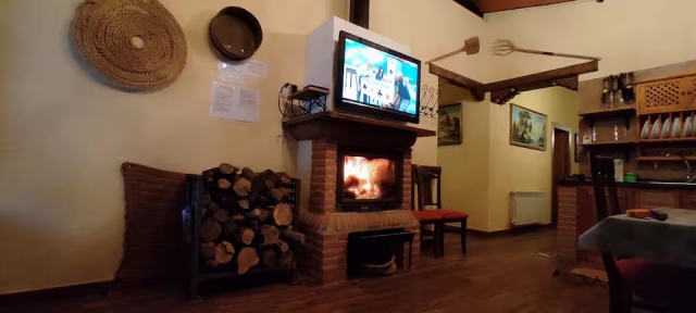 Sala de estar con chimenea