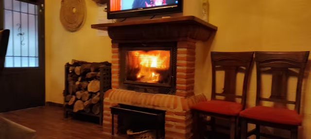 Sala con chimenea y tele