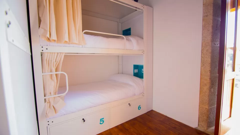 Lit simple dans un dortoir mixte de 22 lits