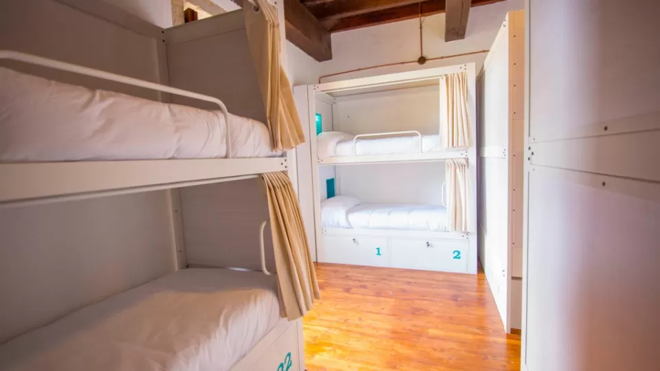 Lit dans un dortoir partagé de 16 lits