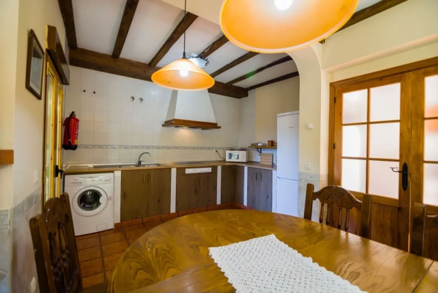 Cocina amplia con mesa