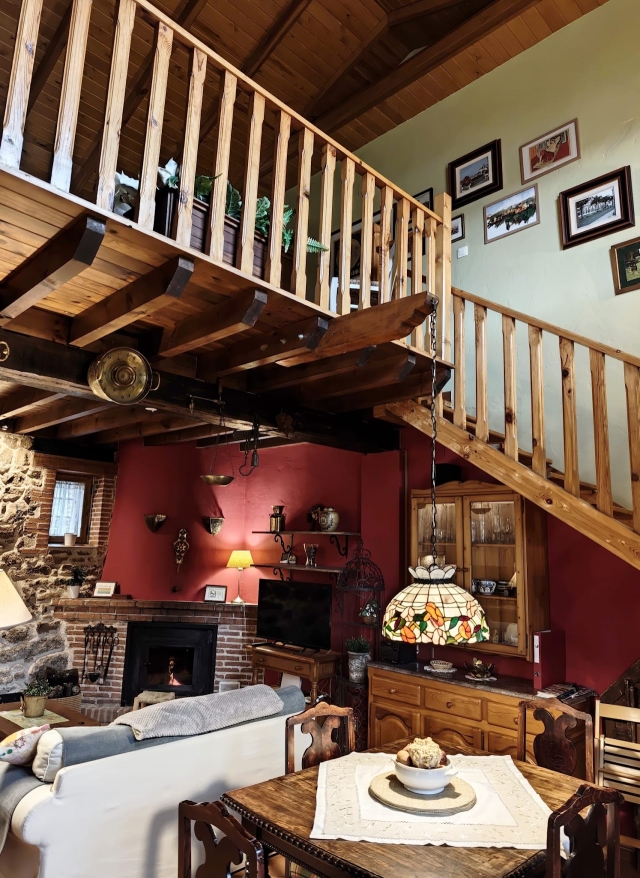 Sala amplia con chimenea