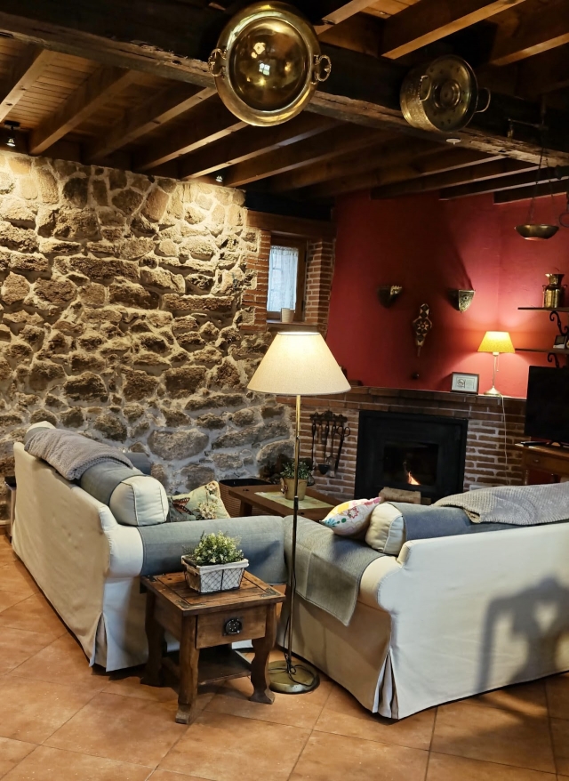 Sala amplia con la chimenea