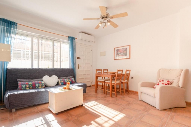 Sala de estar con mesa