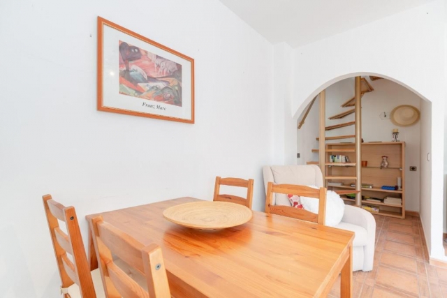 Sala de estar con mesa