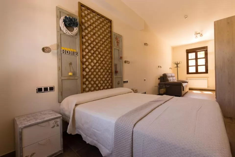 Habitación adaptada para personas con movilidad reducida — Cama grande