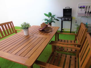 Mesa y sillas de madera