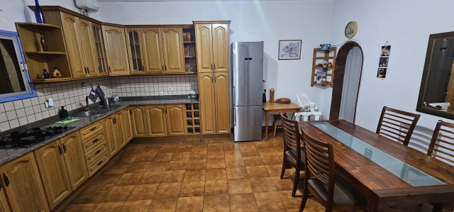 Cocina con mesa