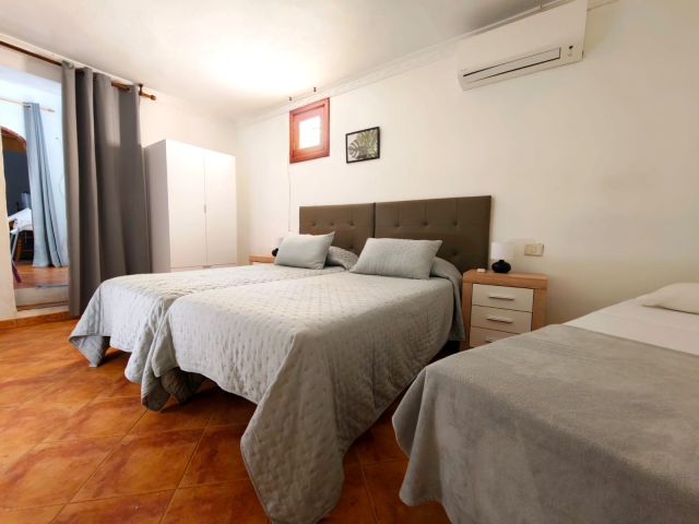 Dormitorio y varias camas