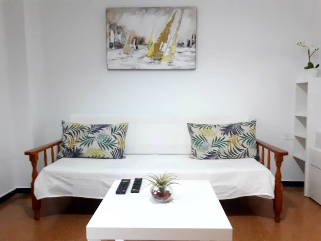 Sofa con mesita auxiliar