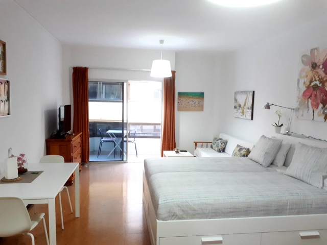 Sala de estar con dormitorio