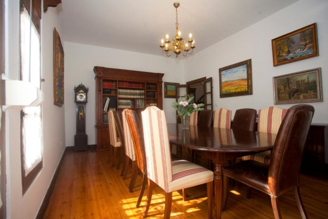 Comedor amplio con mesa