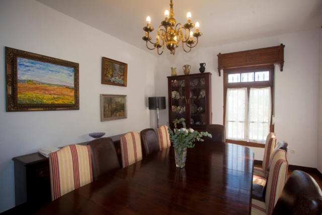 Comedor amplio con mesa