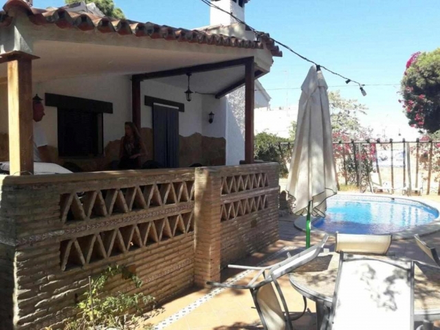Agradable porche y piscina