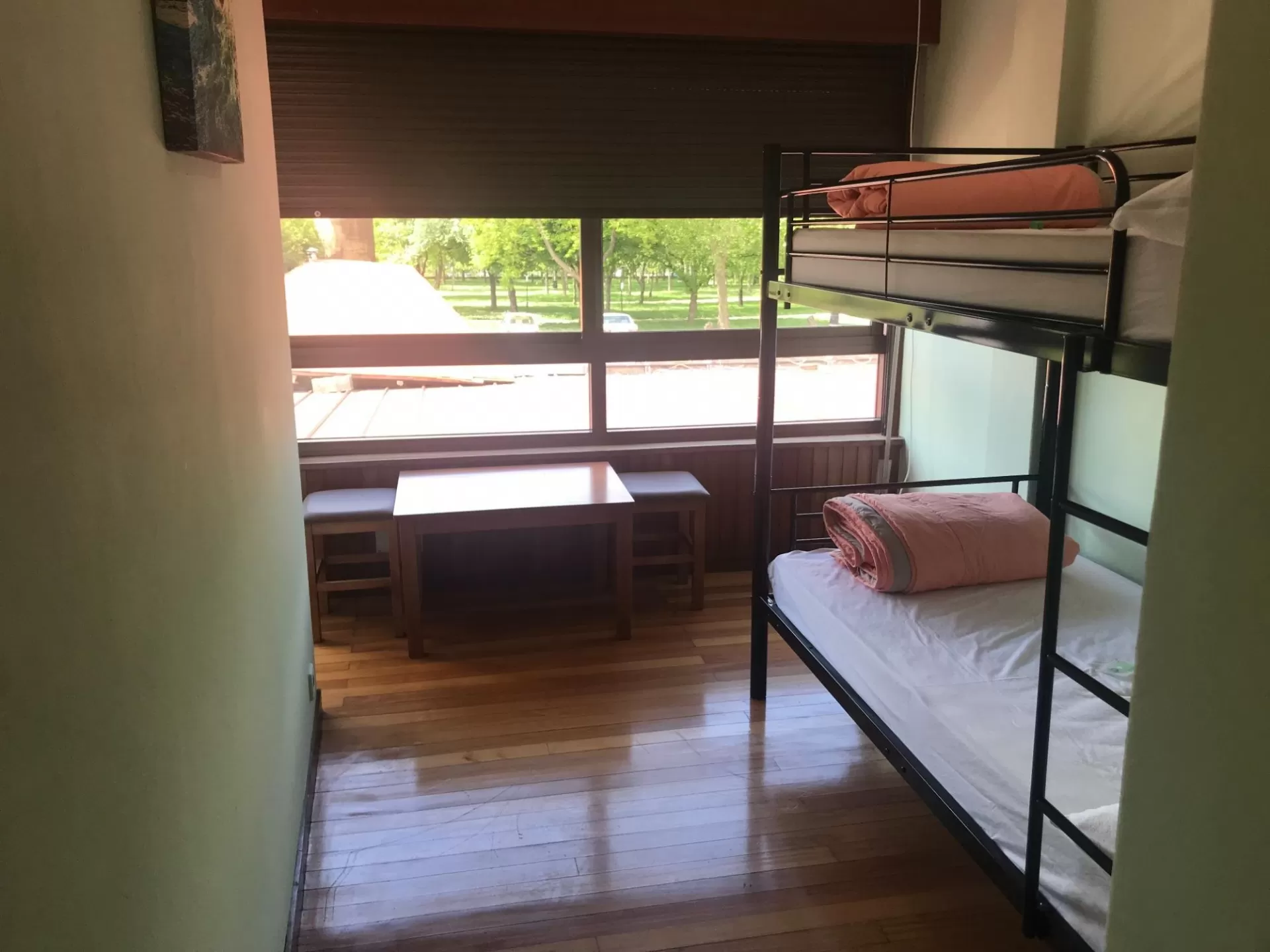 Habitación con litera y baño