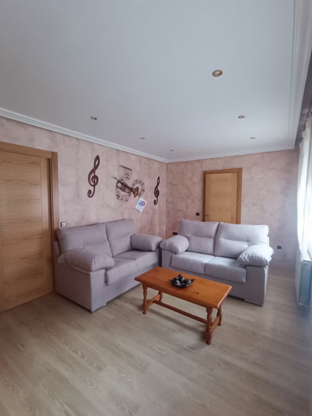 Sala amplia con sillones 