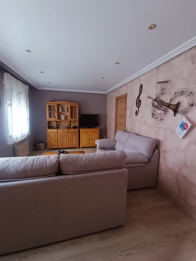 Sala amplia con sillones