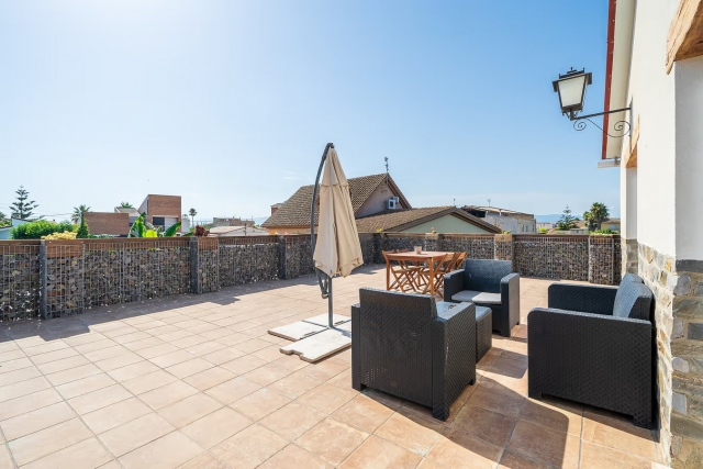 Amplia terraza con sillones