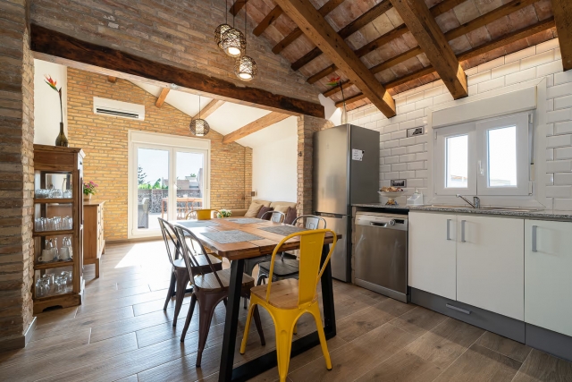 Cocina al lado de la sala 