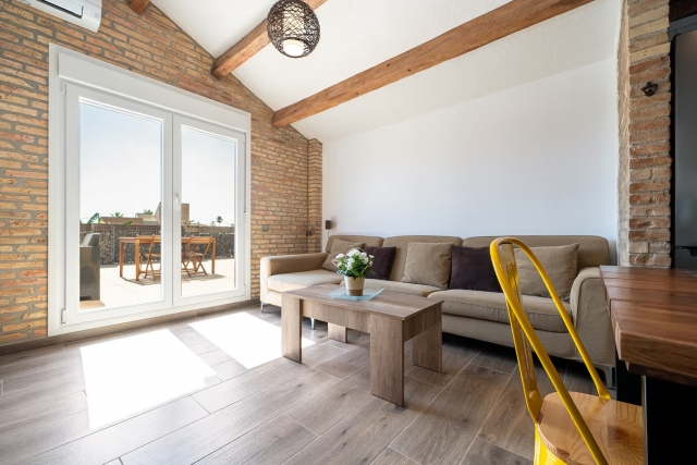 Sala amplia con sillones