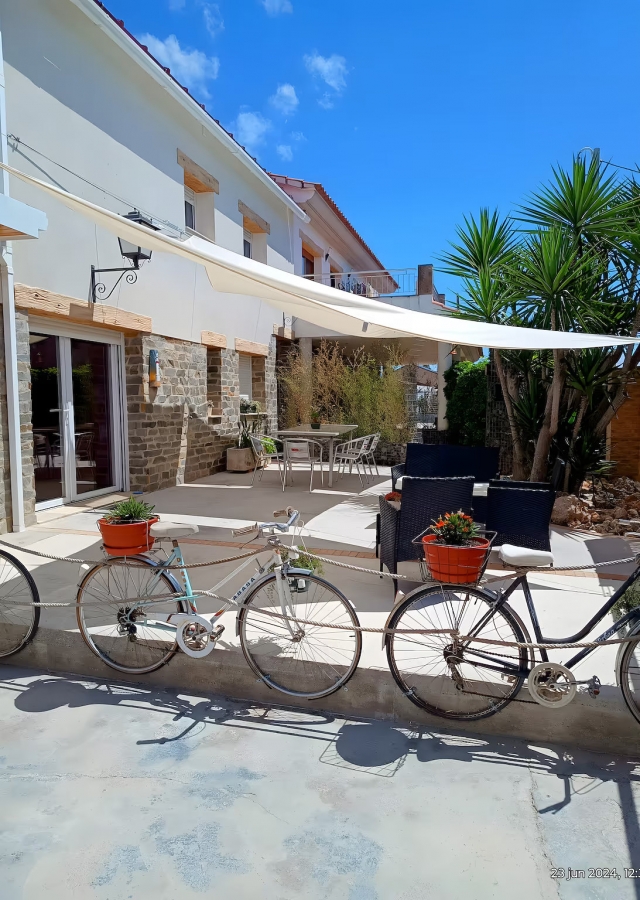 Amplia terraza con bicis