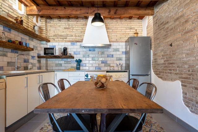 Cocina amplia con mesa