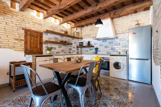 Cocina amplia con mesa 
