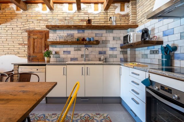 Cocina con menaje y mesa