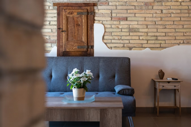 Sala amplia con sofa 