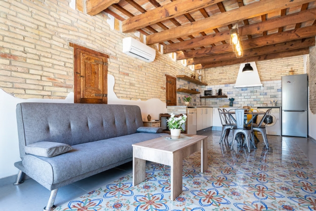 Sala amplia con sofa y mesa