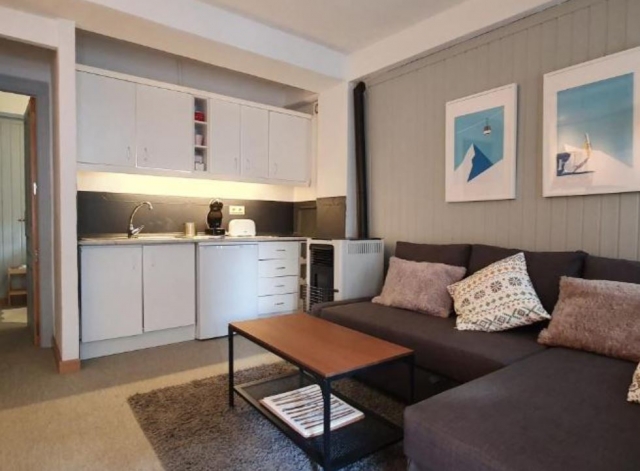  White kitchen and living room 