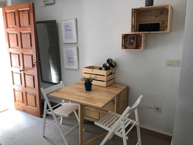  Entrance with dining room 