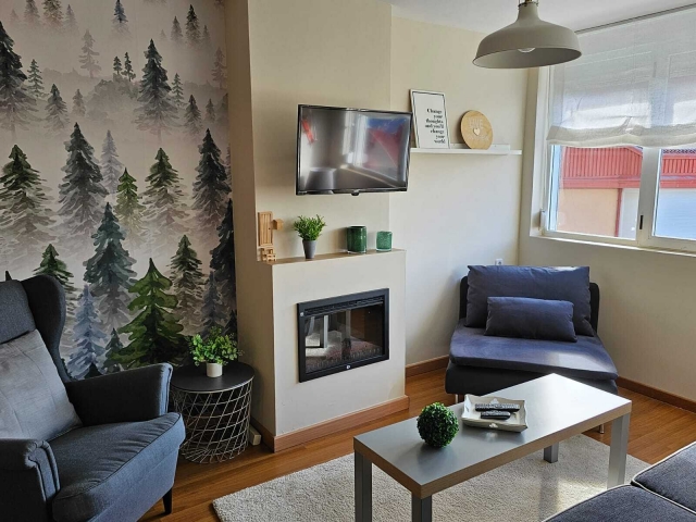 Sala amplia con chimenea