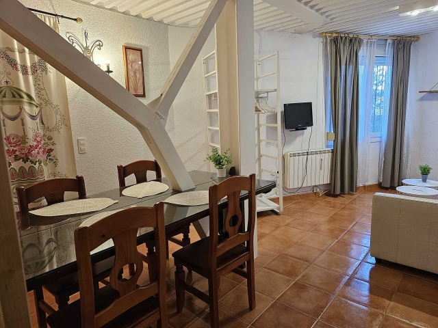 Sala amplia con sofa y tele