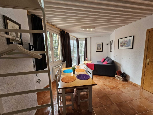 Sala de estar amplia y mesa