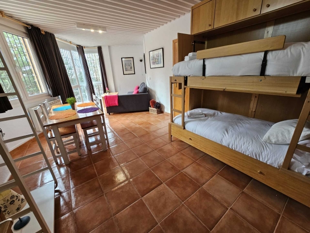 Sala de estar con camas 