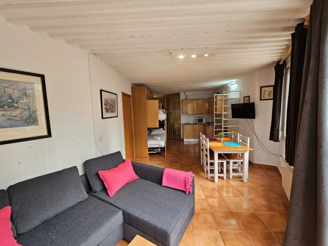 Sala de estar con mesa 