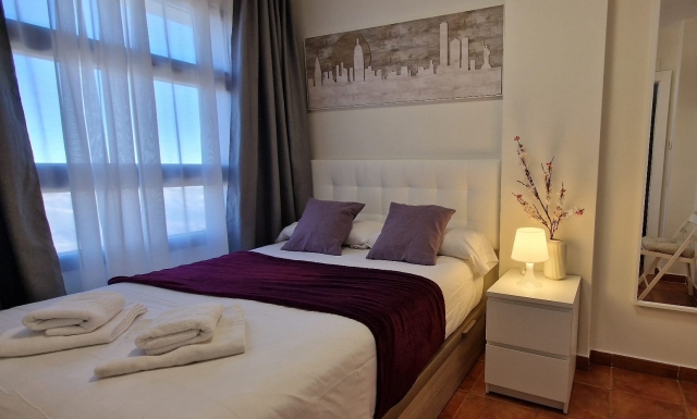 Dormitorio amplio con cama